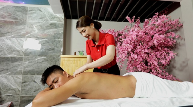 Hình ảnh của một nhân viên massage kích dục